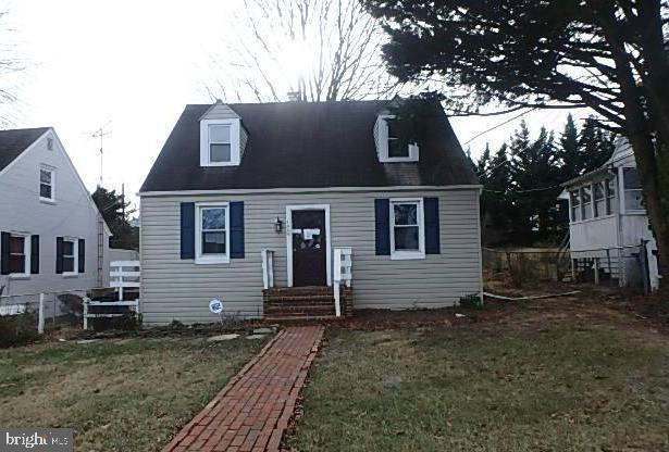 cape cod house with a front lawn