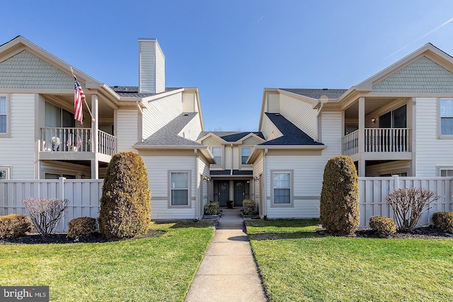 view of front facade featuring a front lawn