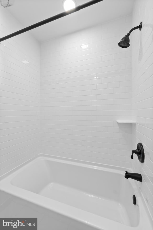 bathroom featuring tiled shower / bath combo