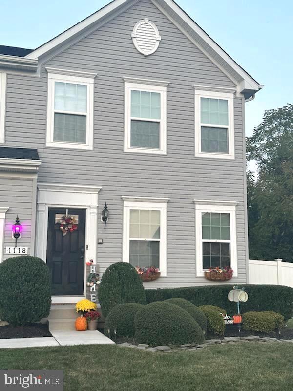 view of front of house featuring fence and a front yard