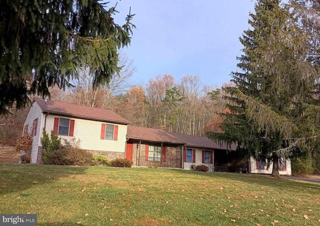 view of front of property featuring a front yard