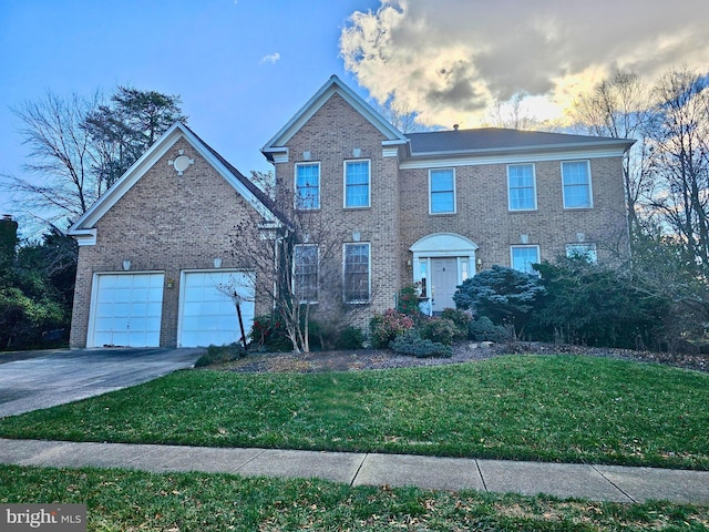 view of front of property featuring a yard