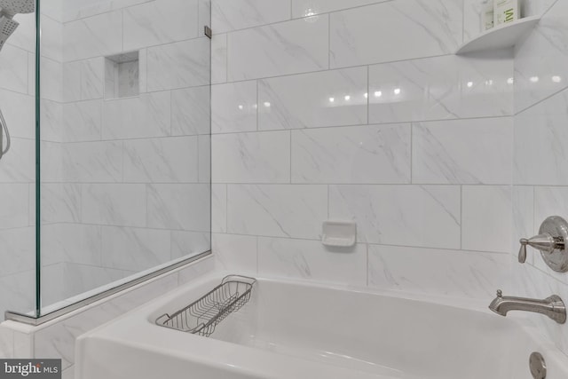 bathroom with tiled shower / bath combo