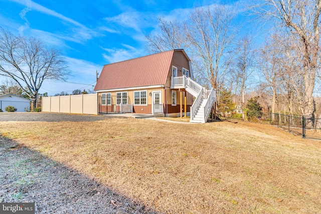 view of front of home featuring a front yard