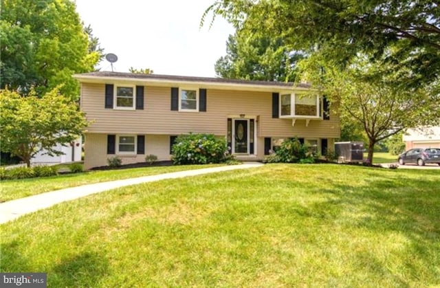 split foyer home with a front yard