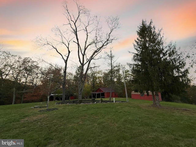 view of yard at dusk