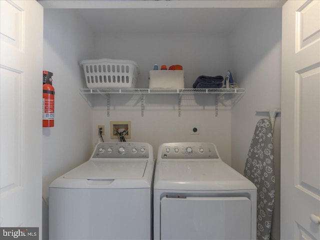 washroom featuring washing machine and clothes dryer