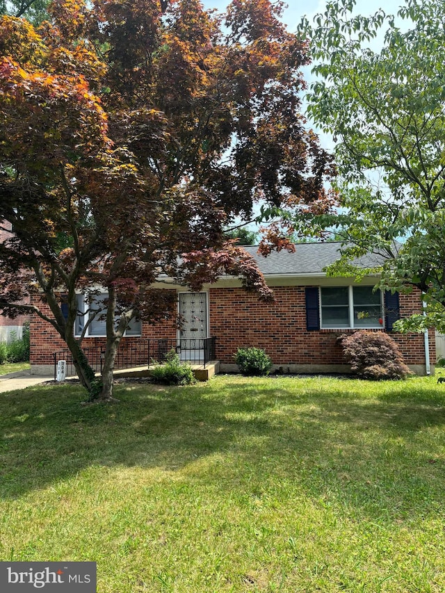 view of front of property with a front yard