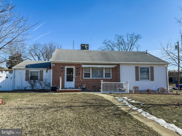 view of front of property featuring a front lawn