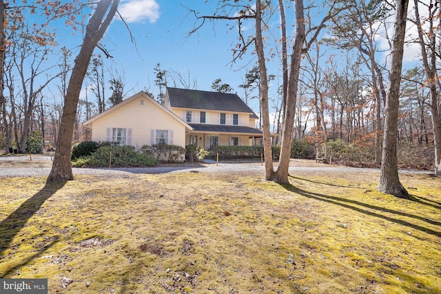 view of front of property with a front yard