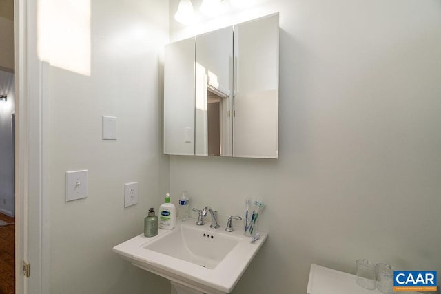 bathroom featuring sink