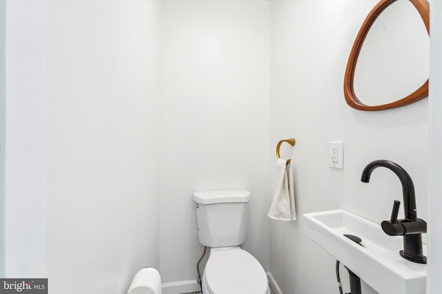 bathroom featuring toilet and sink