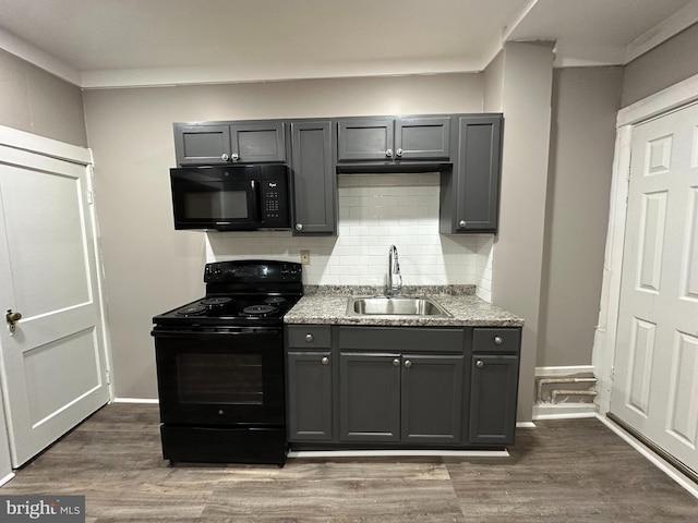 kitchen with sink, dark wood-type flooring, gray cabinetry, tasteful backsplash, and black appliances