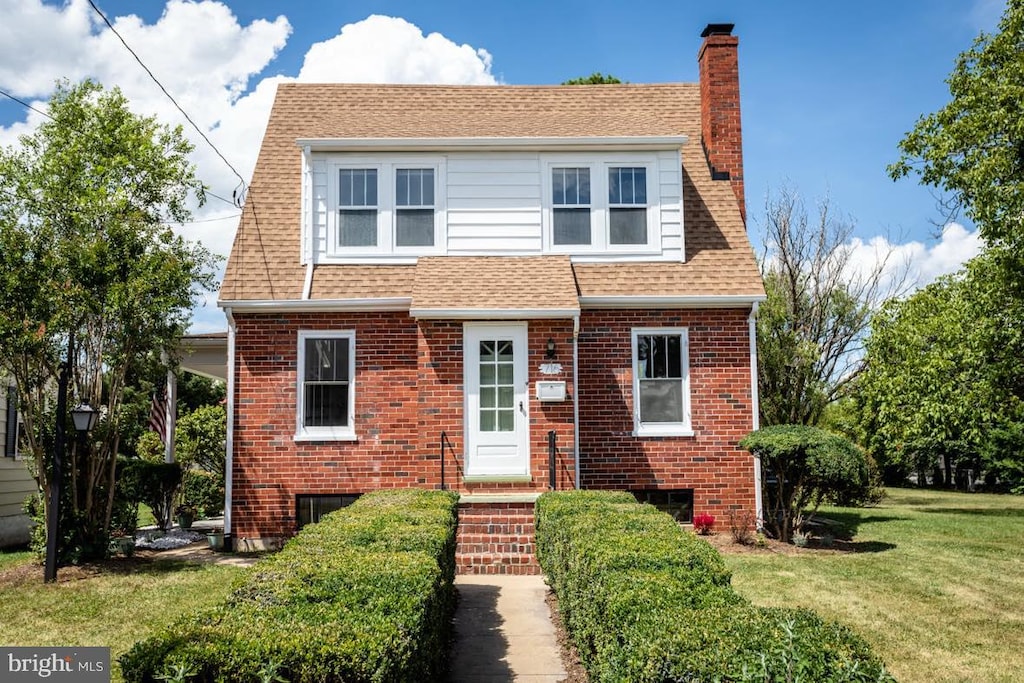 view of front of home with a front lawn