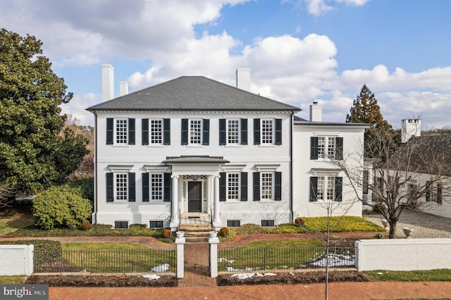 view of front of property featuring a front lawn