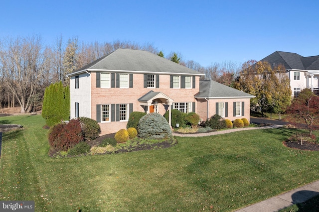 view of front facade with a front yard