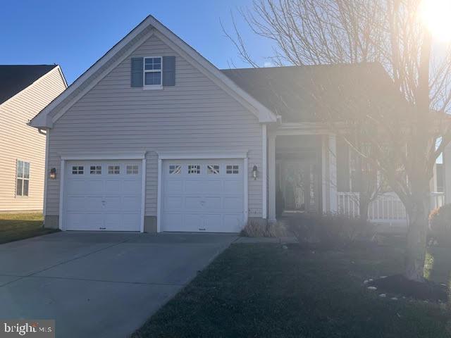 view of front of property featuring driveway