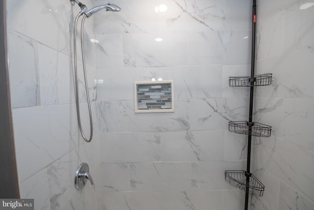 bathroom featuring tiled shower