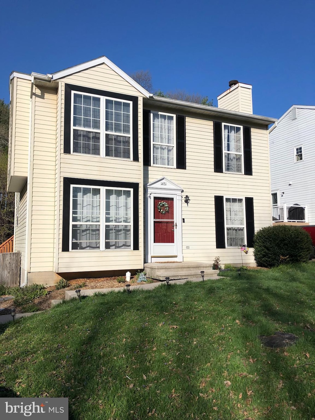 view of front of home featuring cooling unit and a front lawn