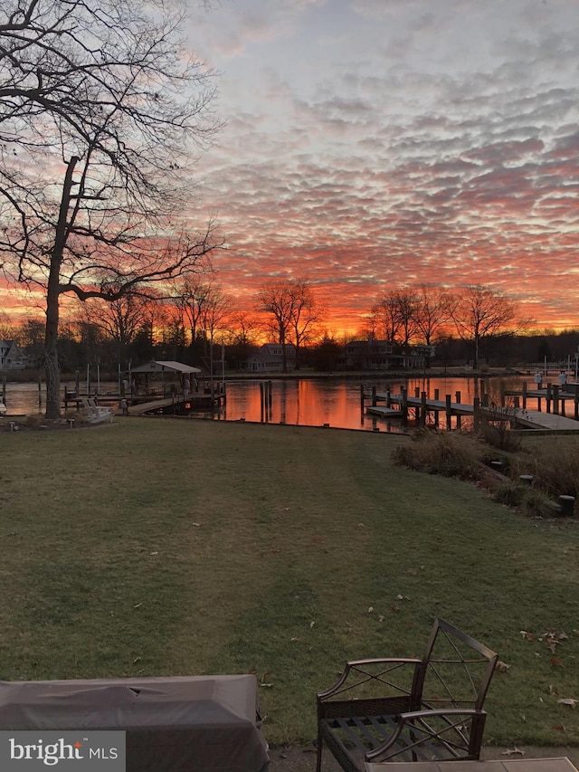 view of yard featuring a water view