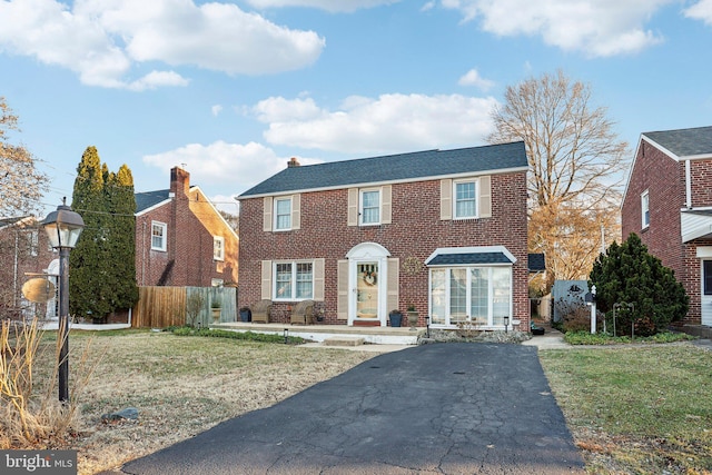 view of front facade featuring a front yard