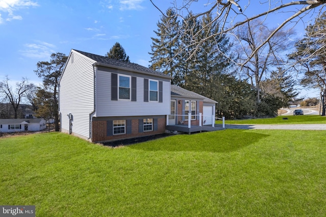 view of front of house featuring a front lawn and a garage