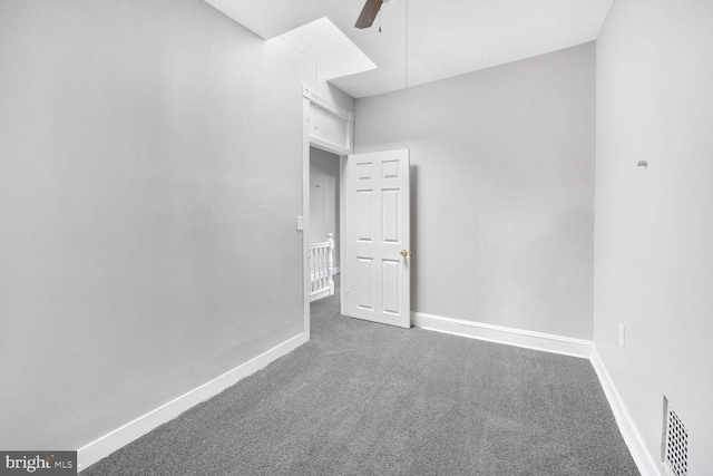 carpeted empty room featuring ceiling fan