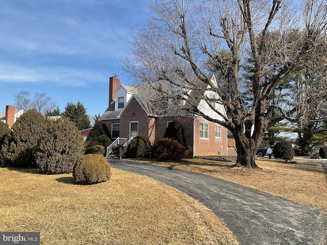 view of front of home with a front lawn