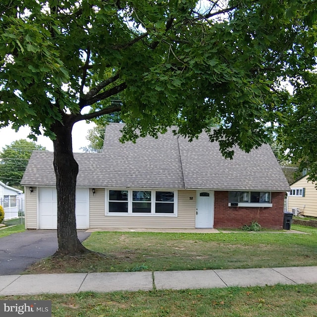 view of front facade featuring a garage and a front yard