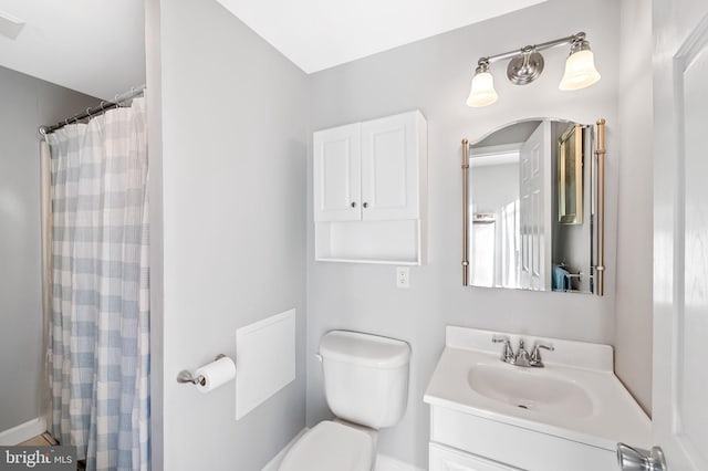 bathroom with a shower with curtain, vanity, and toilet