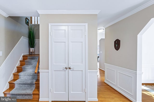 stairway featuring hardwood / wood-style flooring and crown molding