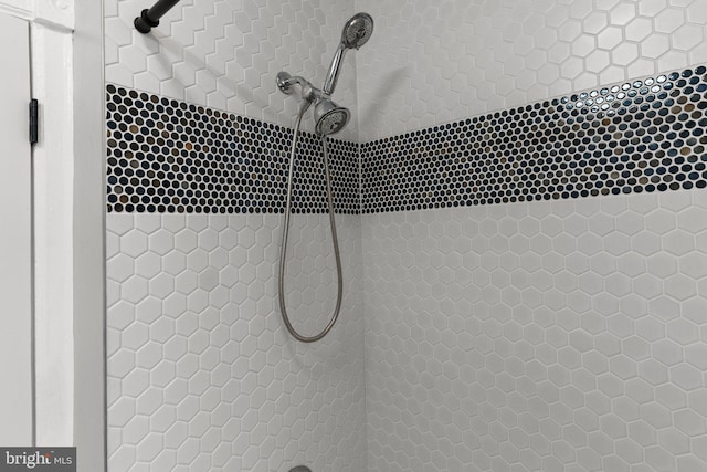 details featuring tiled shower