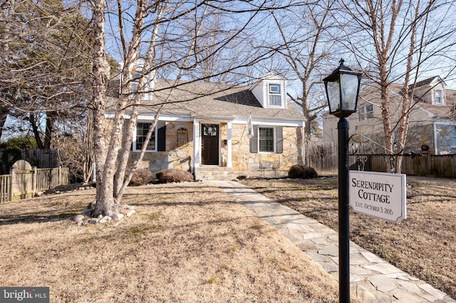 view of front of property featuring a front lawn