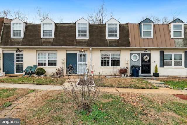 view of front of house featuring a front yard