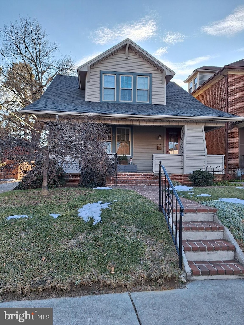 view of front of house featuring a front lawn and covered porch