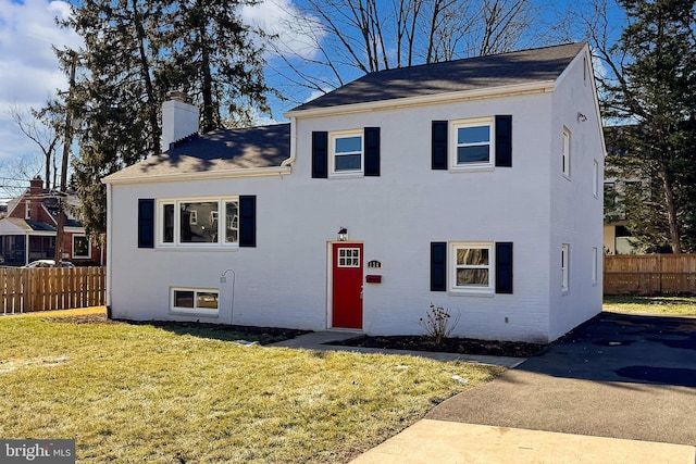 view of front of house with a front lawn