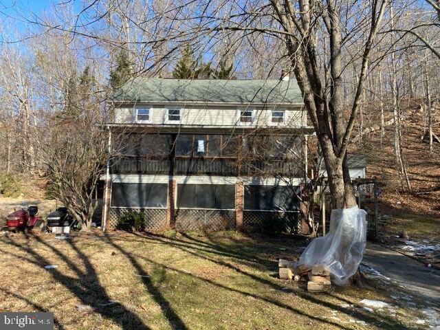 view of outdoor structure featuring a yard