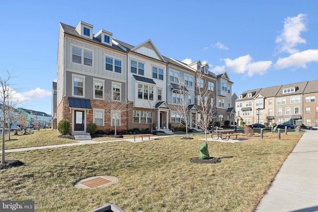 townhome / multi-family property featuring a front yard