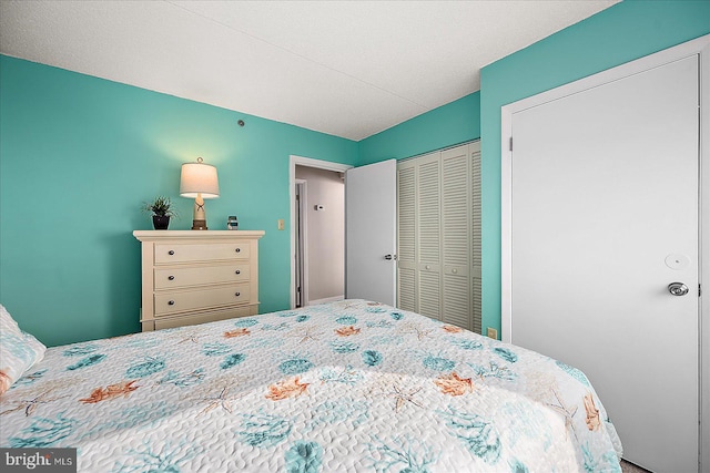 bedroom with a textured ceiling and a closet