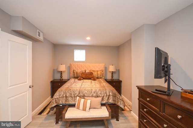 bedroom with baseboards, visible vents, light wood-style flooring, and recessed lighting