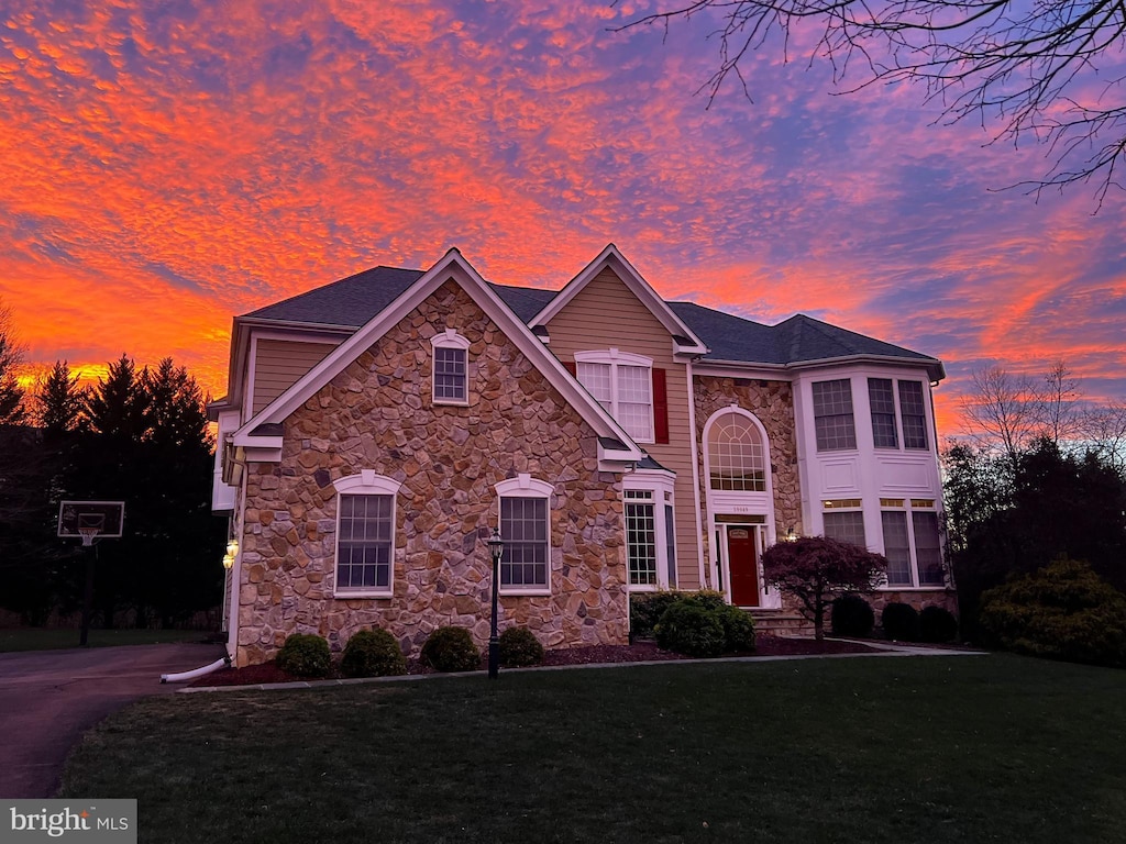 view of front of property with a yard