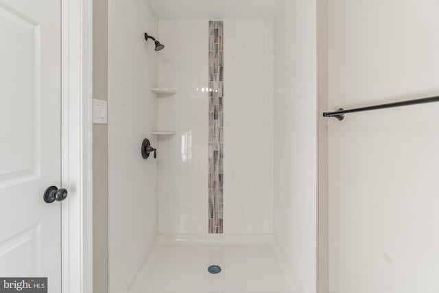 bathroom featuring a tile shower