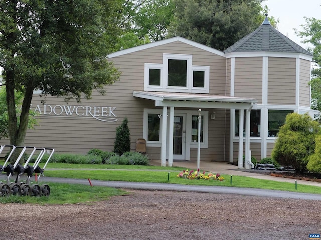 view of front of property featuring a front yard and a porch