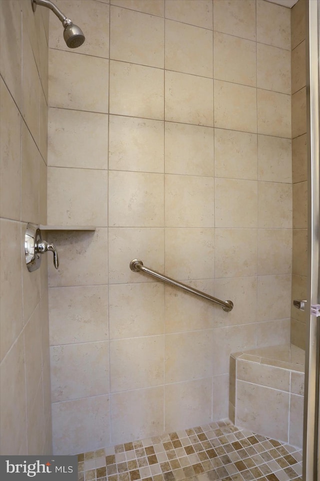 bathroom featuring a tile shower