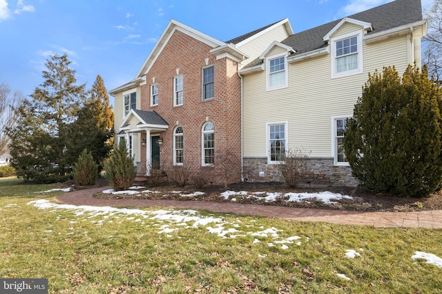 view of front of house featuring a front lawn