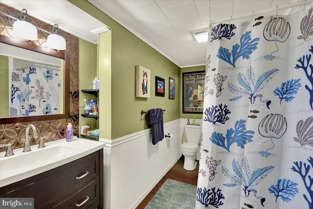 bathroom with crown molding, vanity, toilet, and a shower with shower curtain