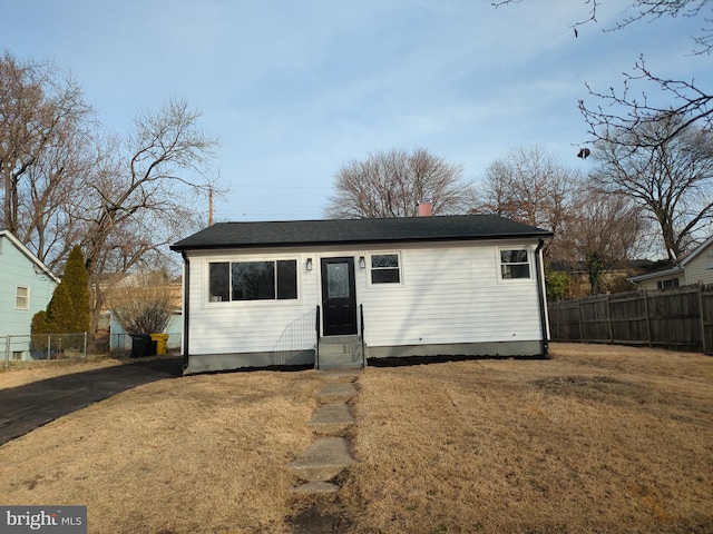 view of front facade with a front yard