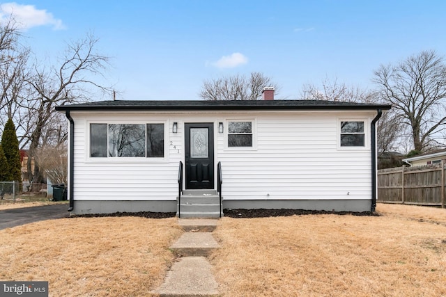 manufactured / mobile home with a front yard