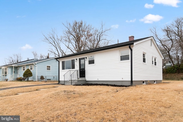 view of front of home featuring a front lawn