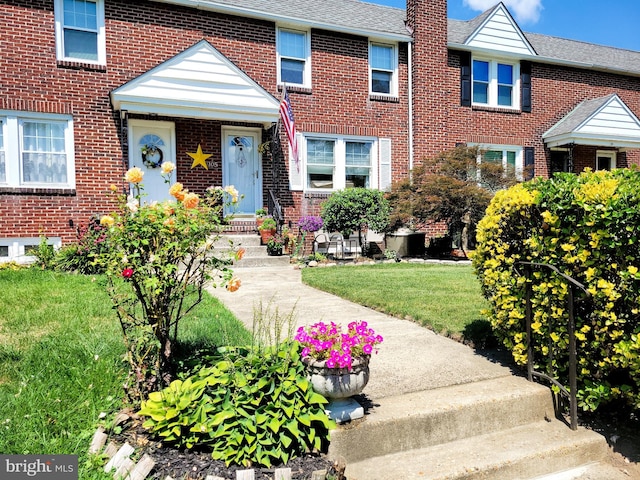 view of front of house featuring a front yard